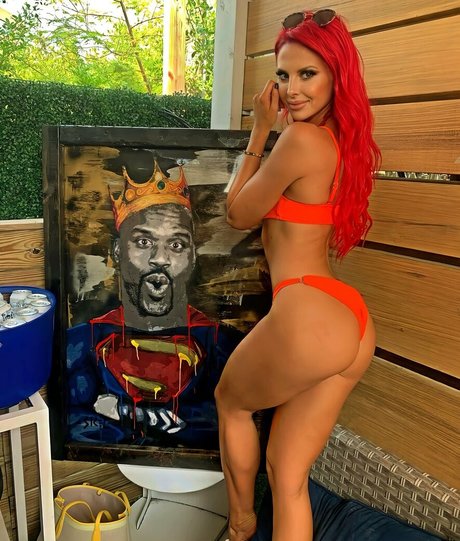 Danni Ellexo star art pictures