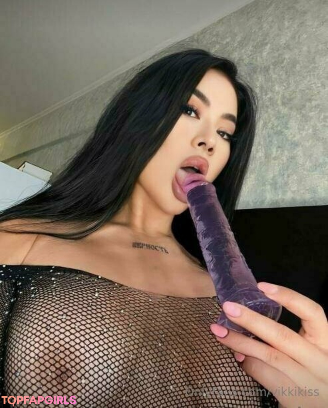 vikkikiss pretty pornstar image