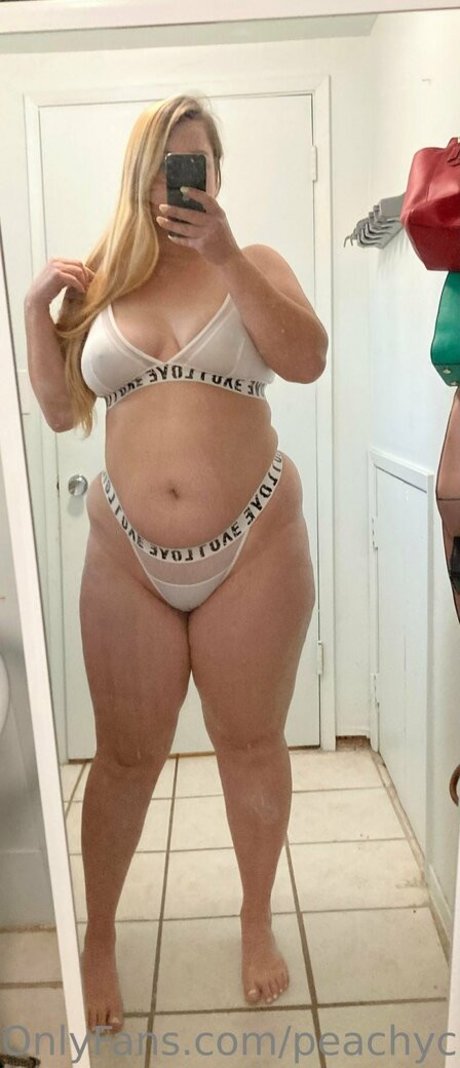 peachycatfree model hot photo