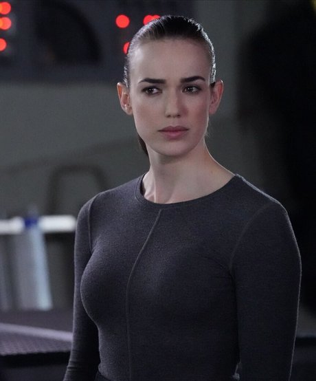 Elizabeth Henstridge pornstar perfect photos