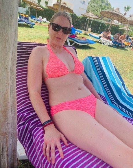 British SMALL MOM hot model photos