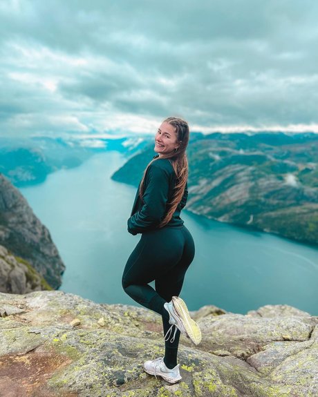 Leonie Kommoss star naked photos