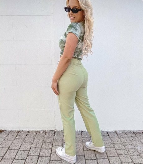 Tannar Eacott model naked picture