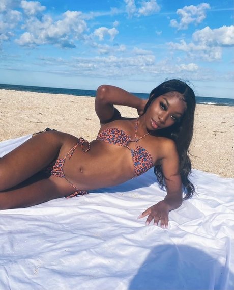 Niyah model perfect pics