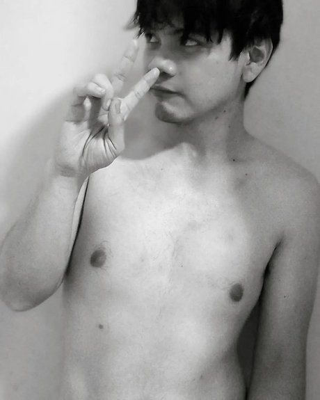 El Chico Raro star adult photos