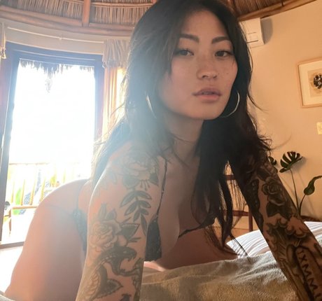 Mae Col star exclusive galleries