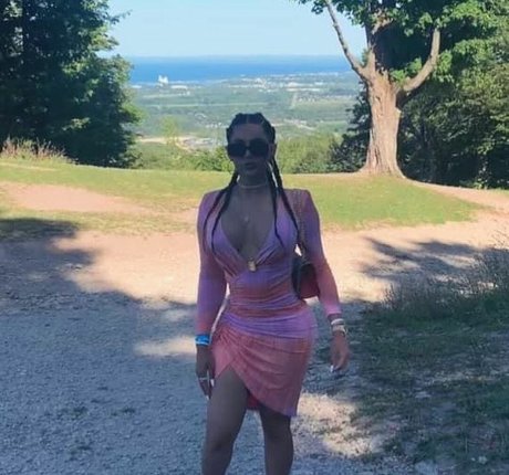 Amelia Maltepe perfect model img