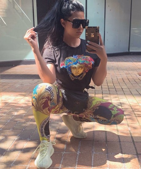 Amelia Maltepe star porn photo