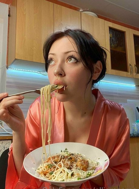 elliemooree thumbnail