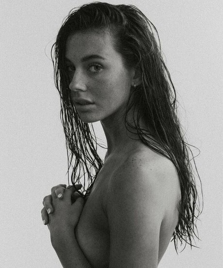 Sarah Waddles nude actress pictures