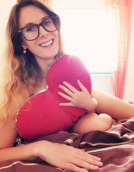 ellyedelweiss xxx model photo