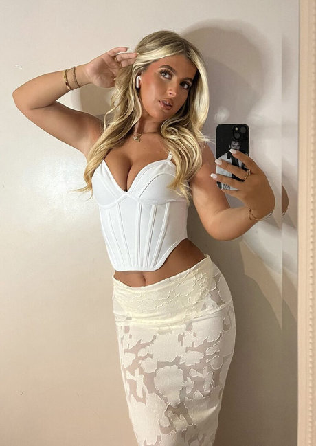 Izzy Taffs model perfect pics