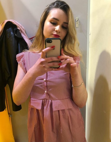 violetchery pretty actress photo