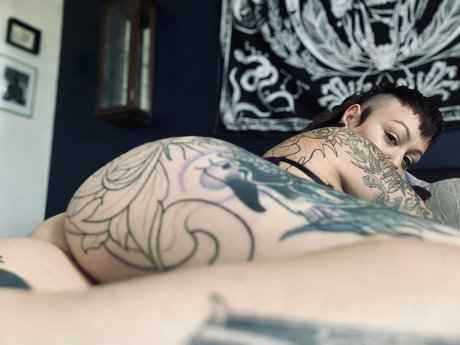 ILLDRAINYOU_ model erotic pic