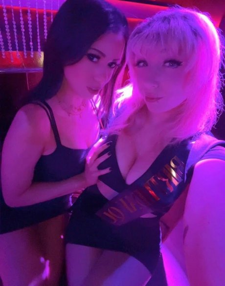 HowToMia adult star galleries