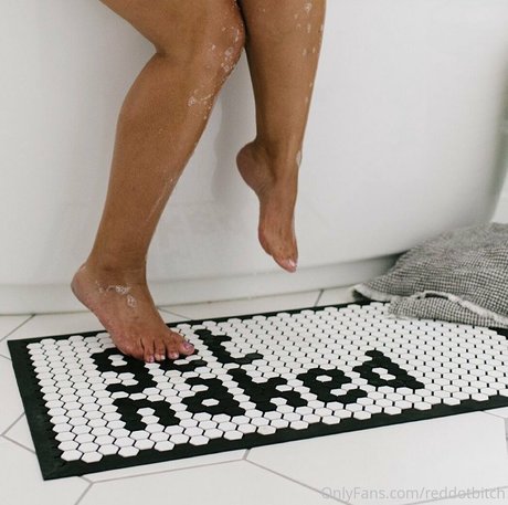 Reddotbitch model free pic