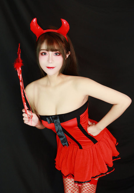 Uying model naked gallery