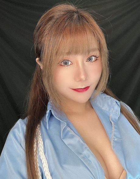 Uying beautiful model img