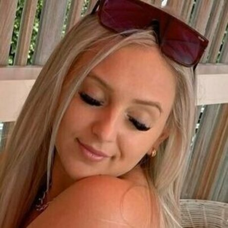 i am ellie model top pic