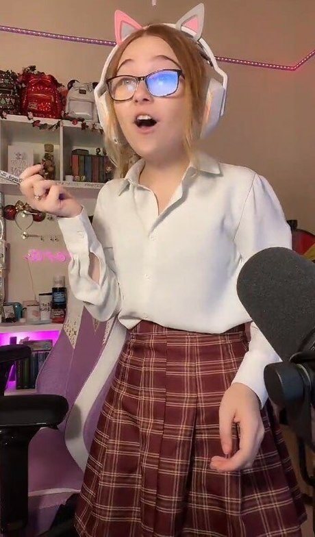 Lyssaurora top model photo