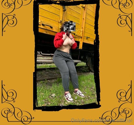 eve official exclusive model picture