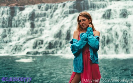 chlobodyyy model hd pics