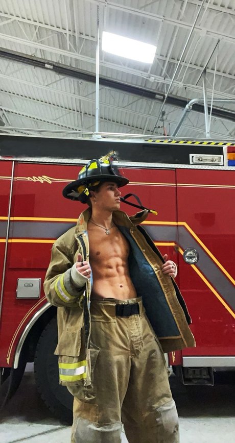 Gavin Kernstine hot model picture