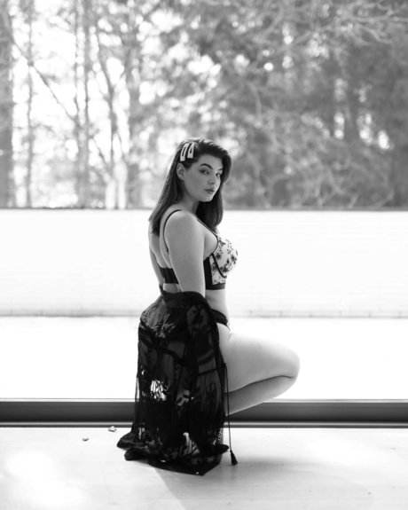 Ga lle Curvy Model model xxx picture