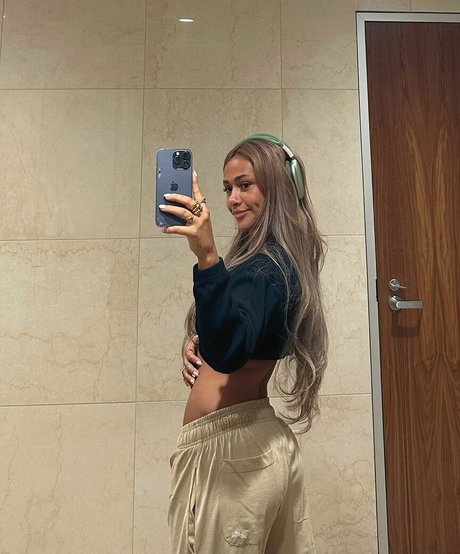 Demisux nude model image