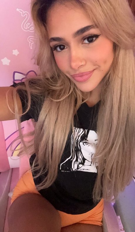 Demisux nude model images