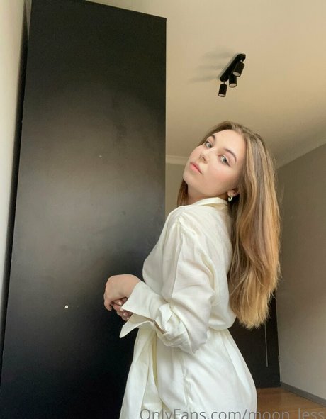 moon less top model pictures
