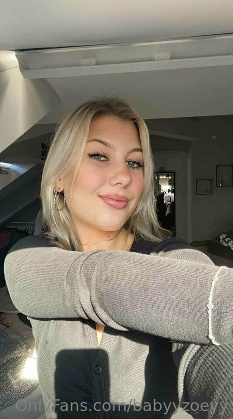 babyyzoeyy model top photos