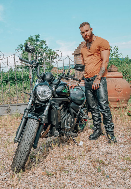 pervertmilan model art picture