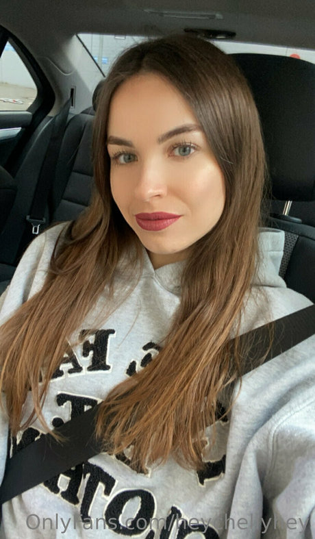 heychellyhey star pornographic image