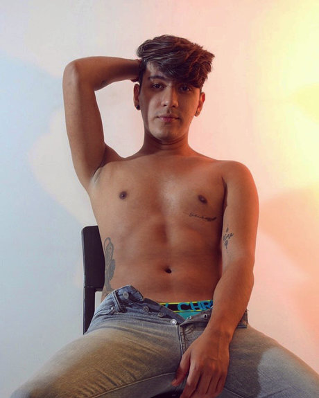 S tiro Gay star erotic photo