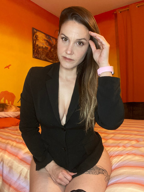 _AlexaBond_ naked model picture