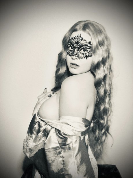 Akita Vee star beautiful archive