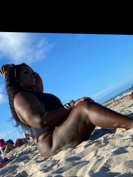 GlammAzhon model hd pic
