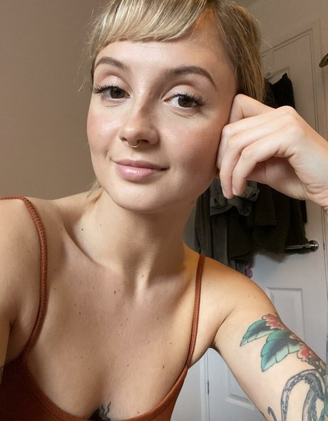 Daisy Lane free star photo