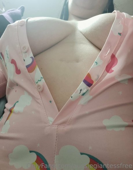 aussiegiantessfree naked star image