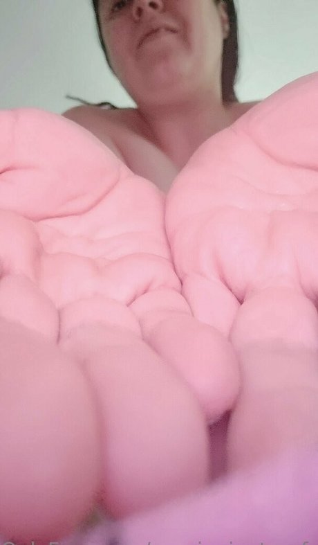 aussiegiantessfree model naked gallery