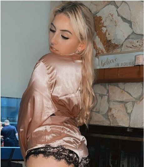 naughty reneee naked actress galleries