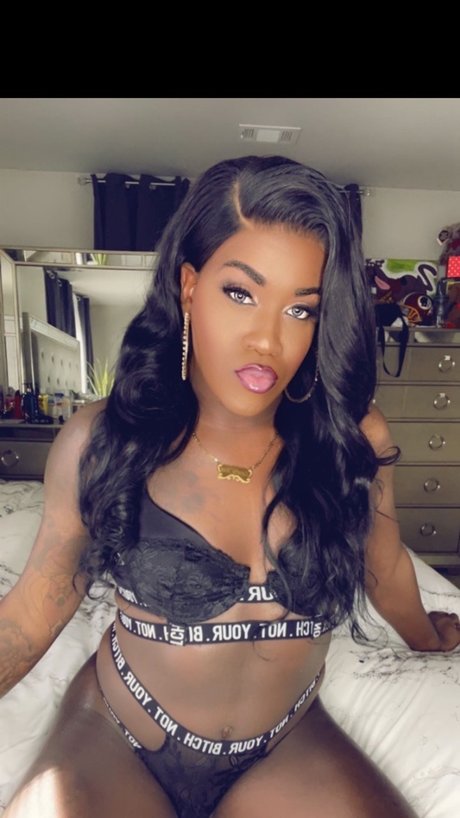 Shemale Chocolate pornstar sex photos