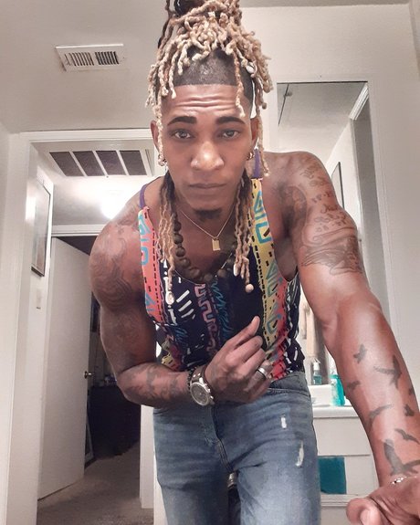 Douglas White star sexy pics