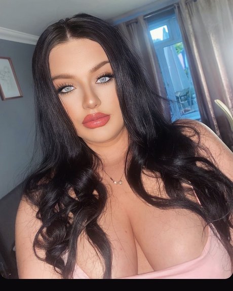 _O IO I K_ sexy pornstar image