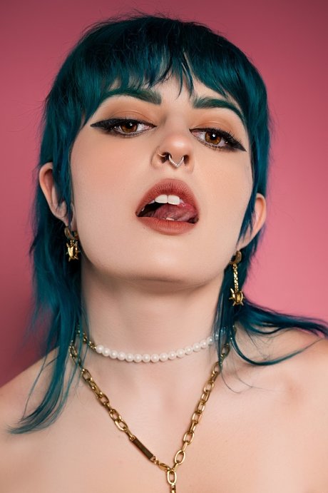 Vee Ives hot model img