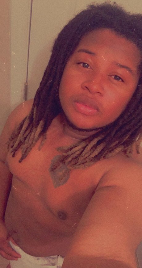Quethecreator naked model pic