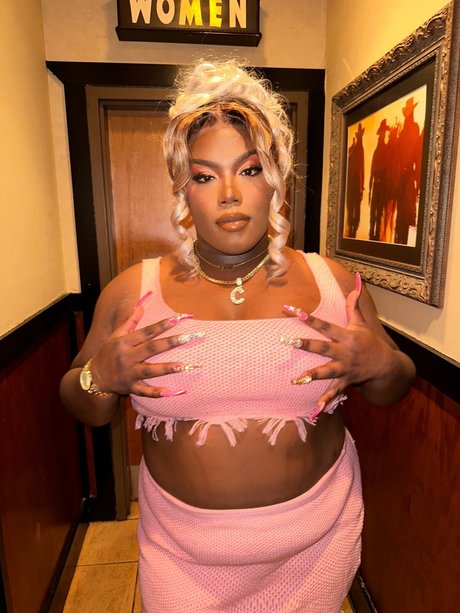 CarReisha Kiyae IG ReishaKiyae16 naked pornstar pic