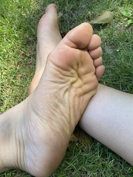 Reinas Toes model naked pic
