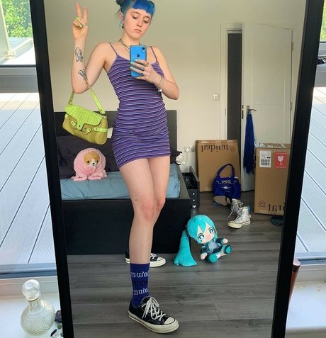 Ashnikko naked model pics